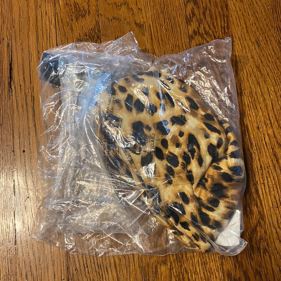 SAVVI JUNI Leopard Medium Scoop Neck Contoured Fit Half Sleeve Top - Picture 4 of 5